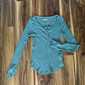 Ribbed Long-Sleeve Henley Top in Green